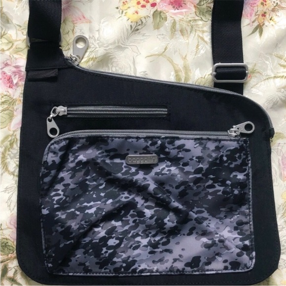 BNWOT Baggallini Crossbody Purse - Picture 2 of 3